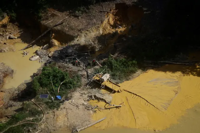Foto aérea de un campamento minero ilegal dentro del Amazonas