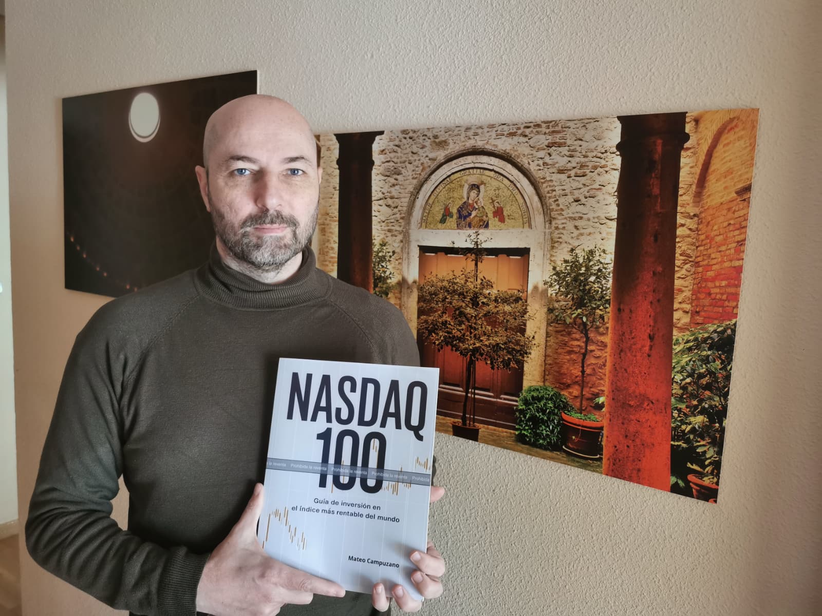 Foto: Mateo Campuzando junto con su libro recién publicado. (Cedida)