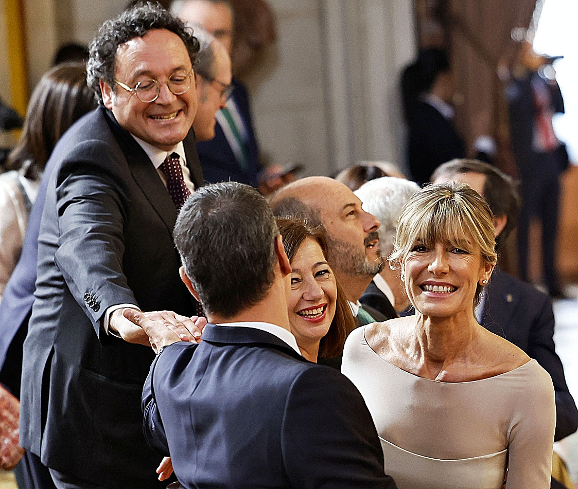 El fiscal general, García Ortiz, saluda a Pedro Sánchez delante de Begoña Gómez, y Francina Armengol.