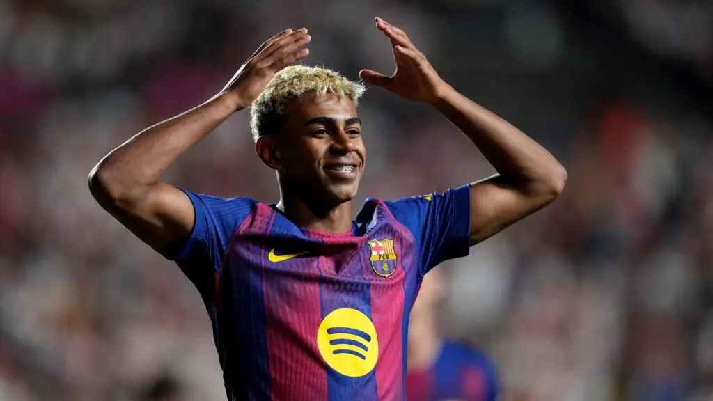 Lamine Yamal celebrando un gol con la corona ficticia a comienzos de temporada