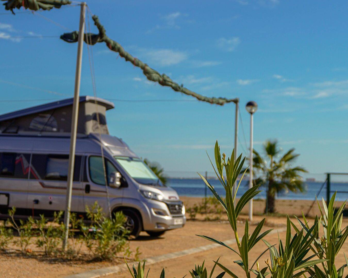 Foto: Una autocaravana estacionada junto al Mar Menor, en este camping de Murcia. (Extraída de Facebook)