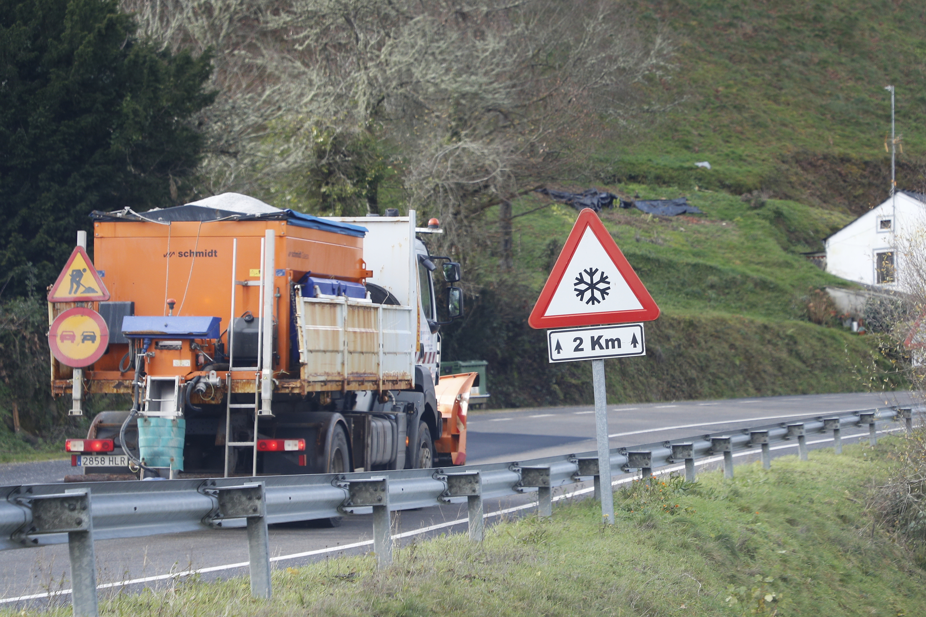 Una máquina quitanieves reparte sal por la carretera LU-530, cerca de A Fonsagrada, Lugo.