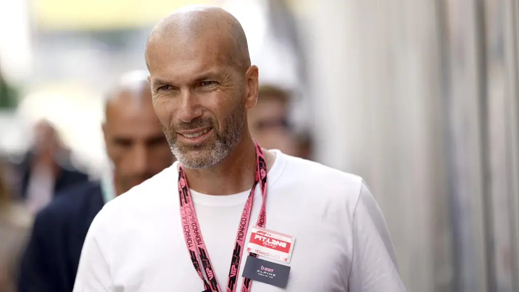 Zinedine Zidane en el paddock de la Fórmula 1 durante este 2025
