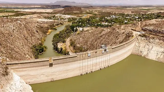 Vista aérea que muestra el nivel bajo del agua en la presa de la Boquilla