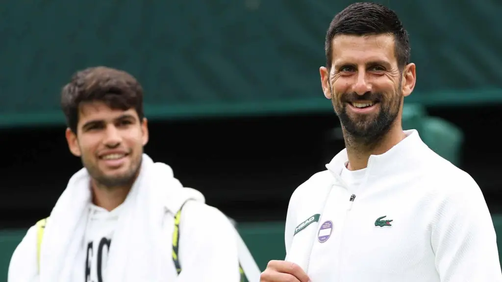 Carlos Alcaraz y Novak Djokovic, en un entrenamiento en Wimbledon.