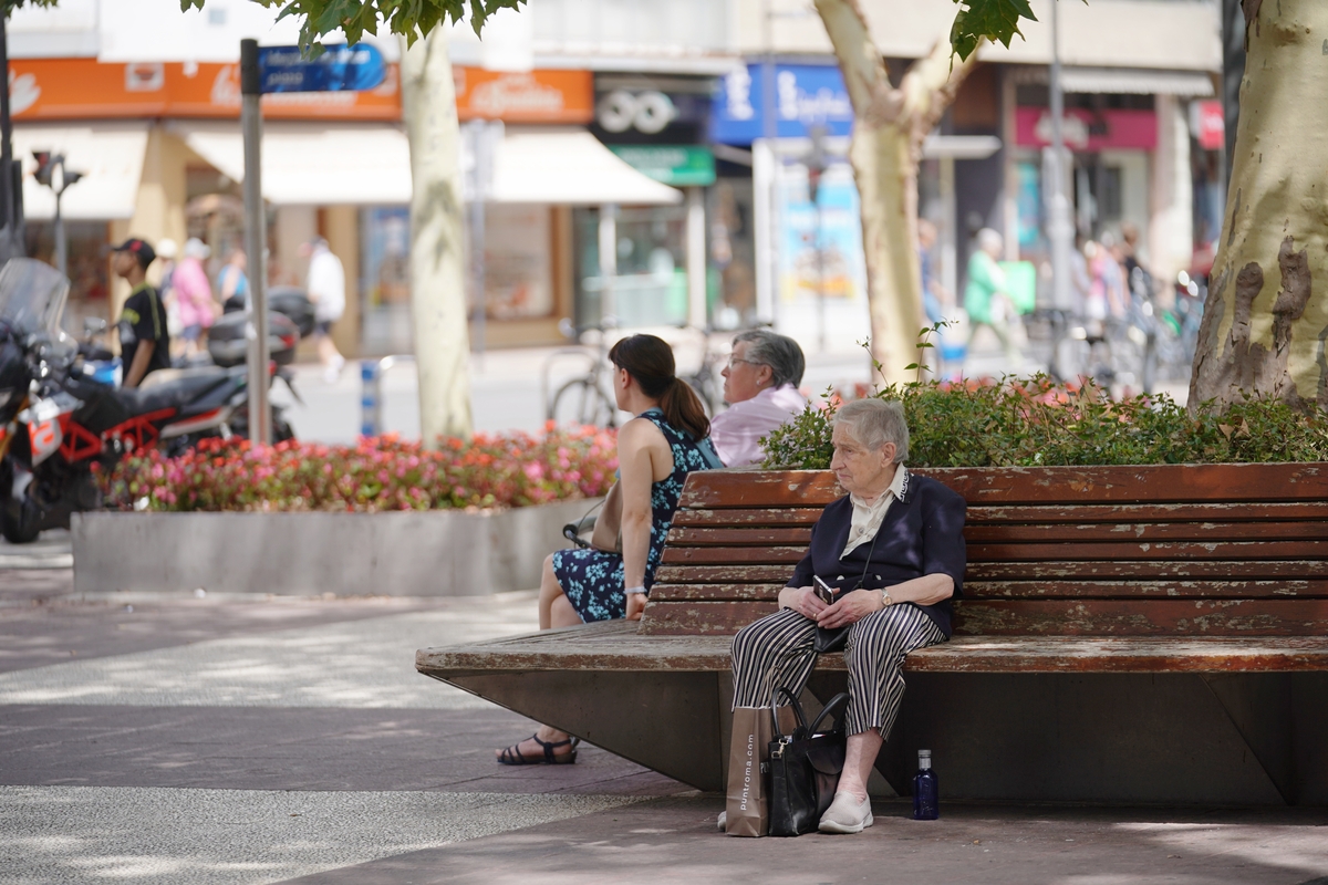 Varias personas descansan en un