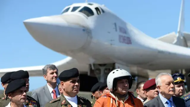 El ministro de Defensa venezolano, Vladimir Padrino (2-i), tras la llegada de dos bombarderos supersónicos pesados estratégicos de largo alcance rusos Tupolev Tu-160 al Aeropuerto Internacional de Maiquetía, al norte de Caracas, el 10 de diciembre de 2018.