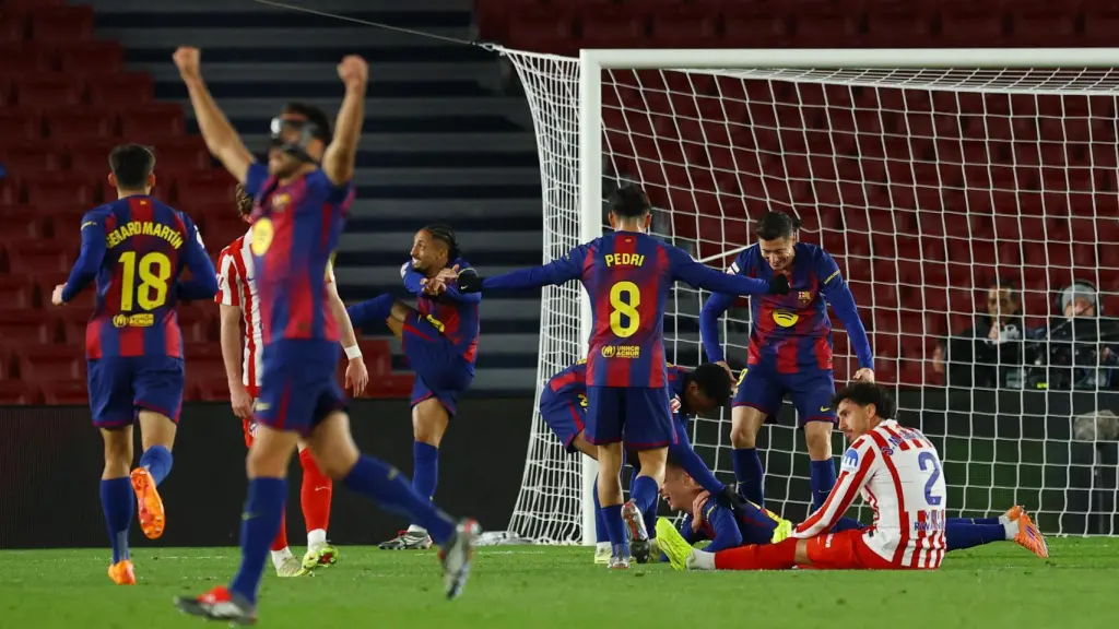Los jugadores del Barça celebran el gol de Dani Olmo.