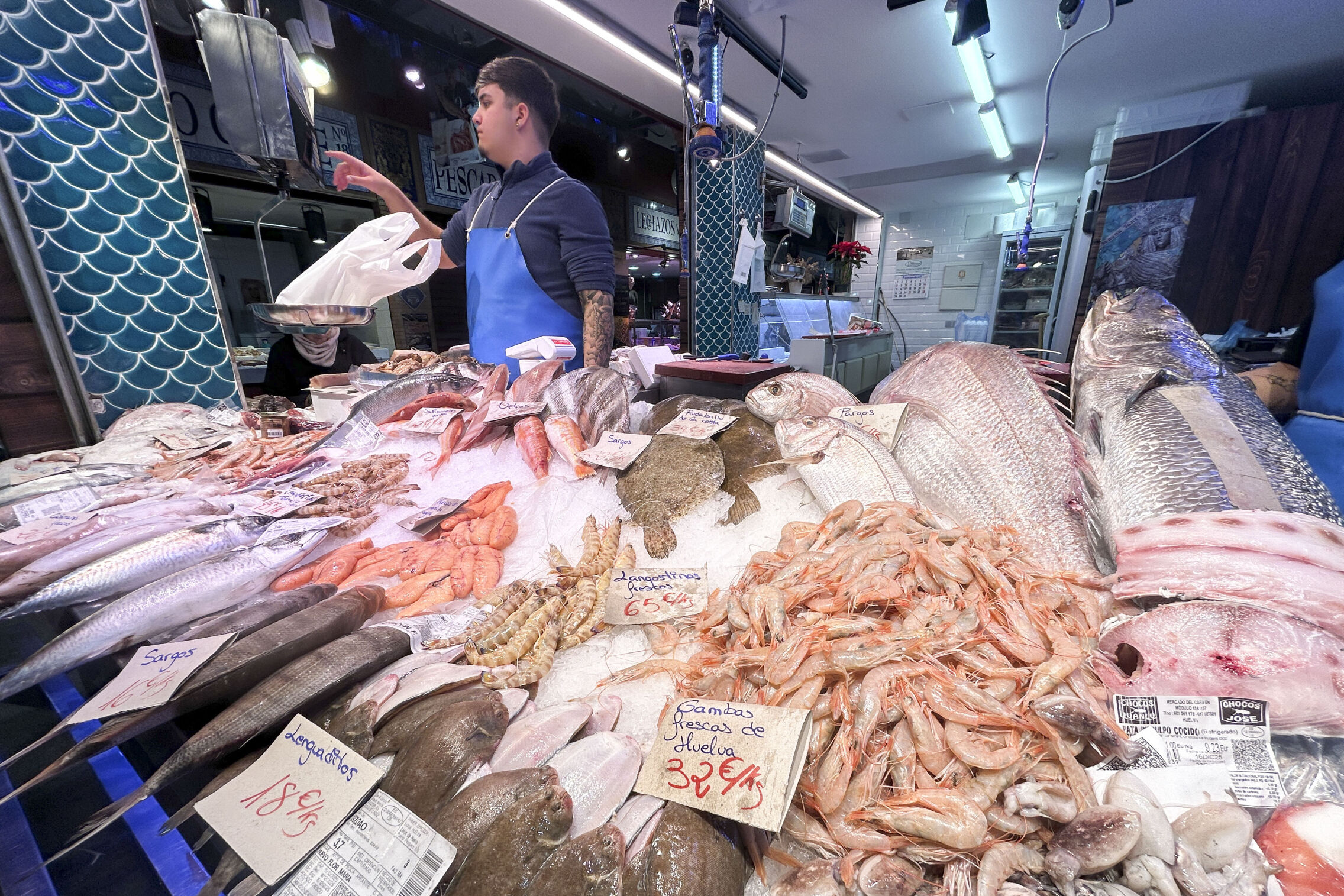 Foto: Unos 55 euros puede costar un kilo de gambas frescas para disfrutarlas en nochebuena. (EFE / Fermín Cabanillas) 
