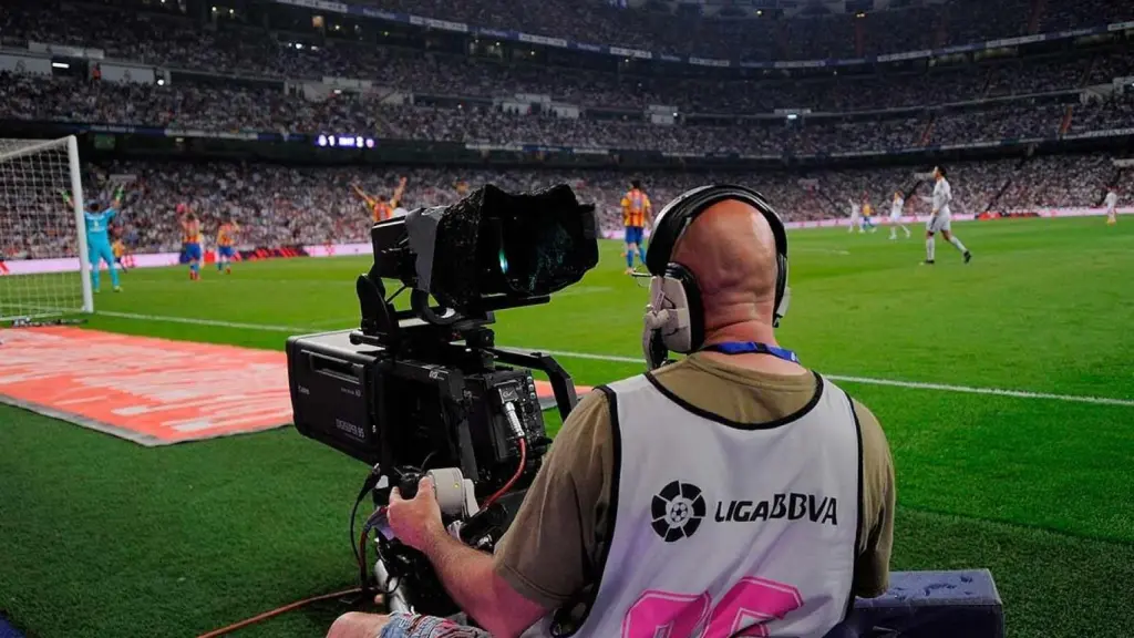 Un cámara de televisión durante un partido de LaLiga