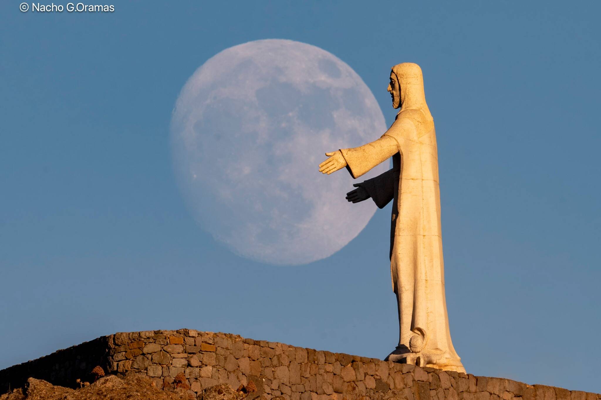 Foto: Monumento erigido en la cumbre más alta de este municipio de España. (Extraída de Facebook/Nacho González Oramas)