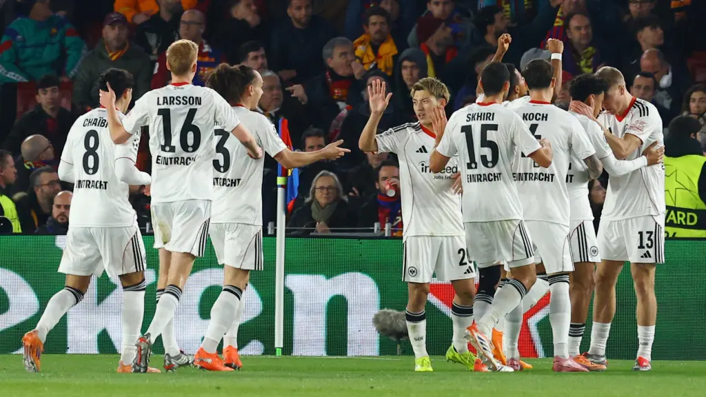 Los jugadores del Eintracht celebran el gol de Knauff contra el Barça.