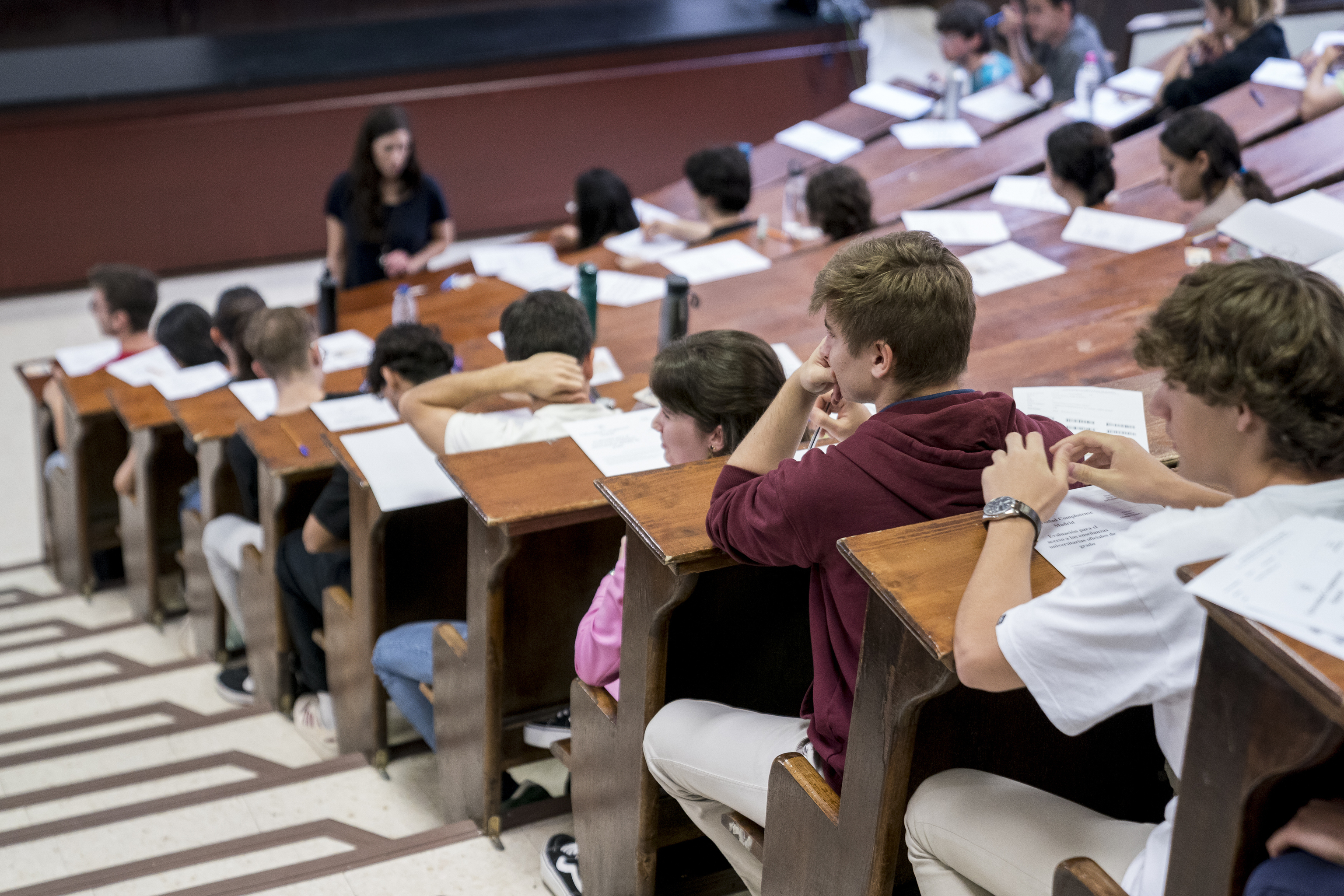 Más fontaneros y menos ADE: la UE alerta de que el mercado de trabajo español "no puede absorber" a tantos universitarios