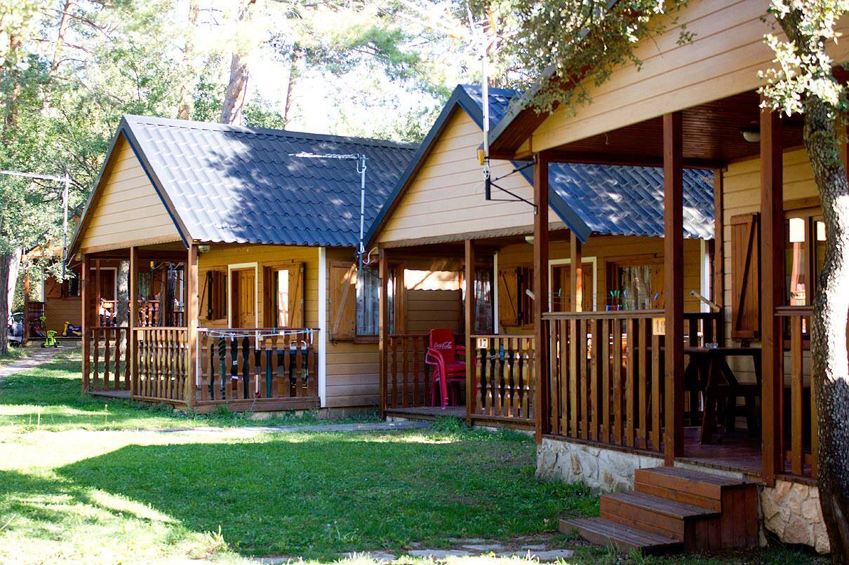 Foto: Bungalows de madera rodeados de robles y pinos en este camping de Álava. (Extraída de Facebook)