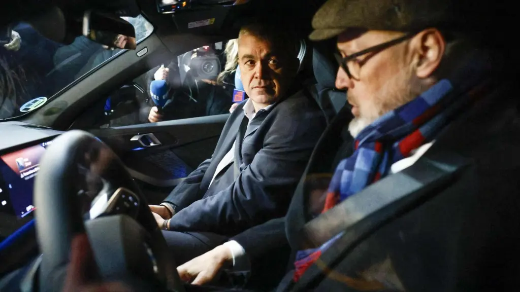 Santos Cerdán, el pasado 19 de noviembre tras salir de prisión junto a su abogado.