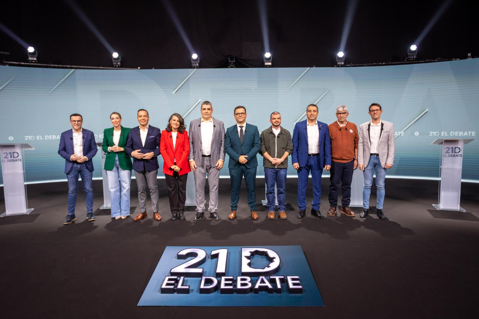 Los 10 candidatos posan en el Palacio de Congresos de Mérida, momentos antes de comenzar el debate de Canal Extremadura TV.