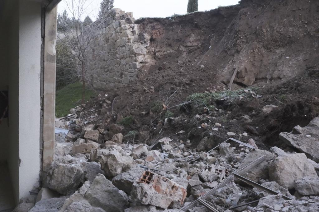 La muralla de Salamanca tras el desprendimiento.
