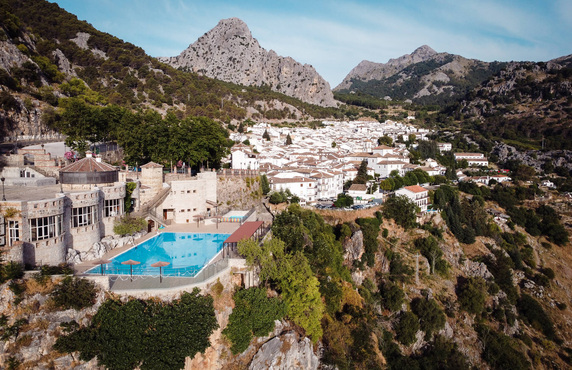 Foto: El destino de montaña en el que descubrir la piscina municipal con las mejores vistas. (Turismo de Grazalema)