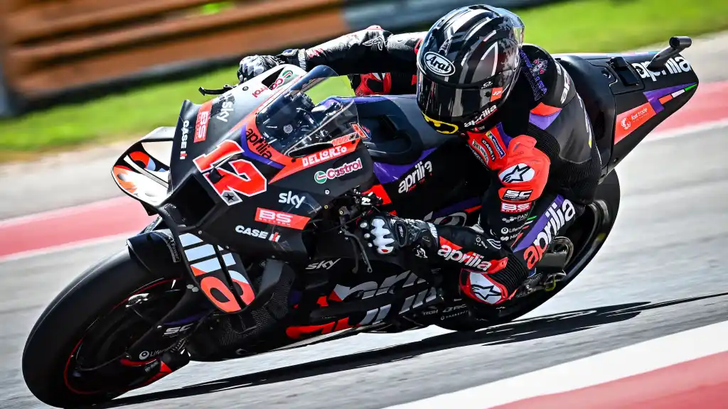 Maverick Viñales traza un viraje con su Aprilia RS-GP24, en el COTA de Austin.