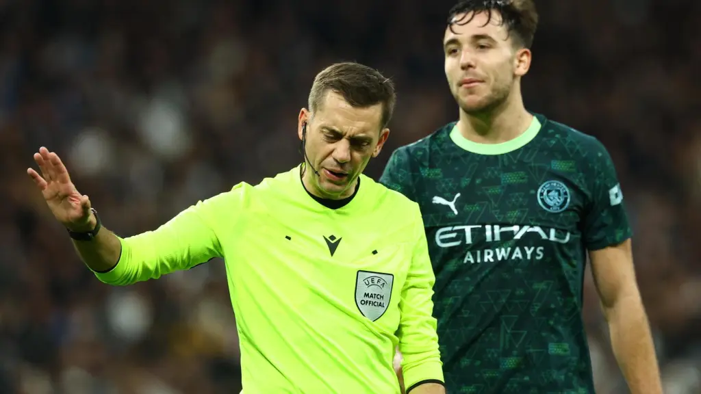 Turpin, ante las quejas de los jugadores del Real Madrid.