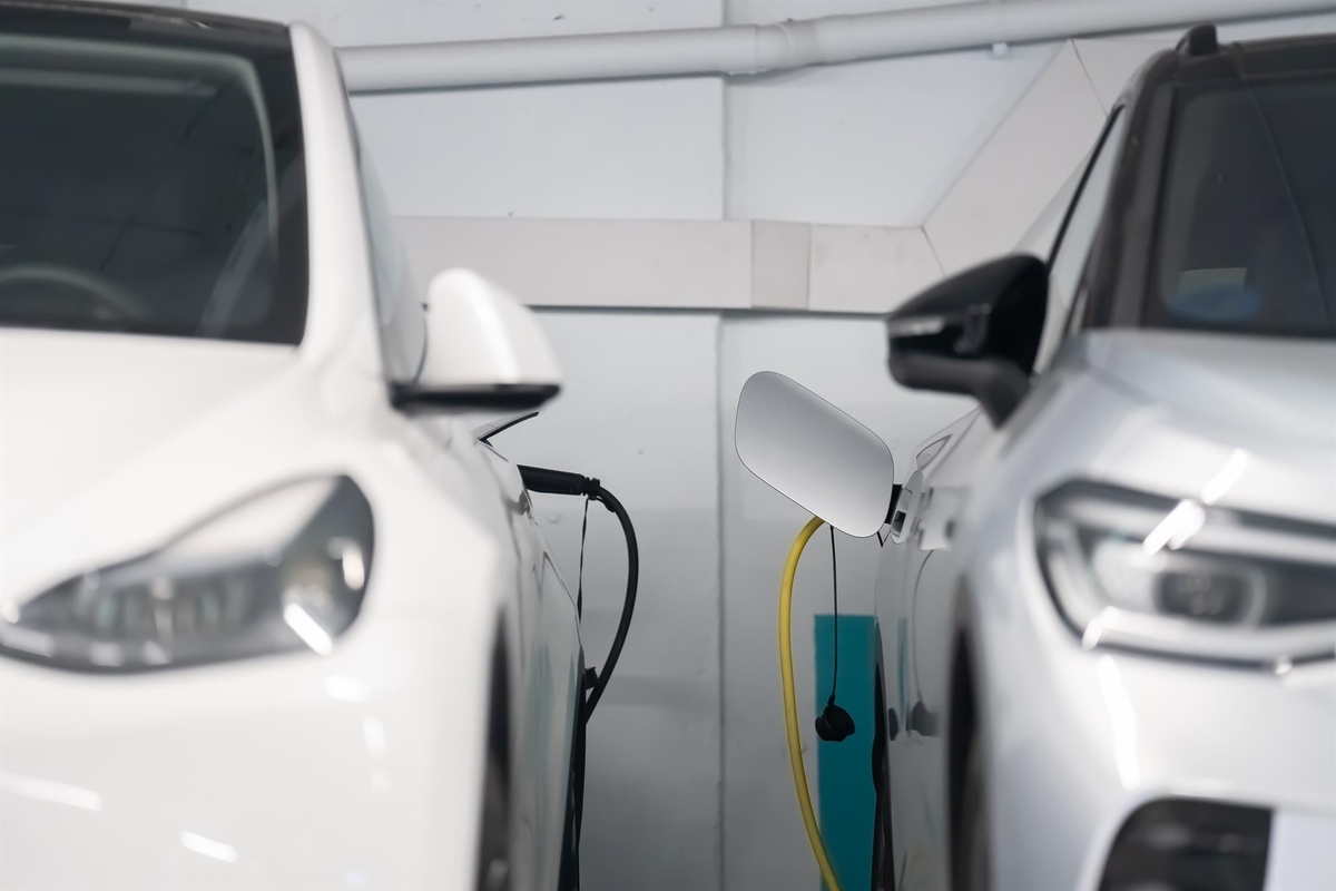 Dos coches eléctricos enchufados a