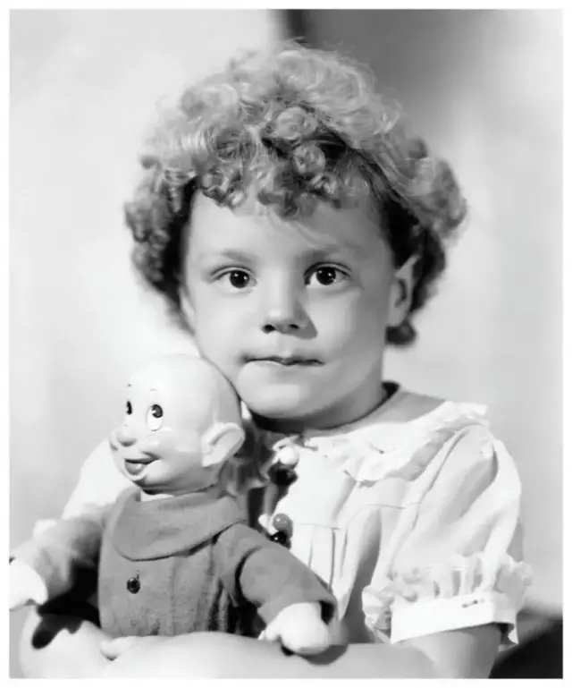Retrato de Dunagan con un muñeco