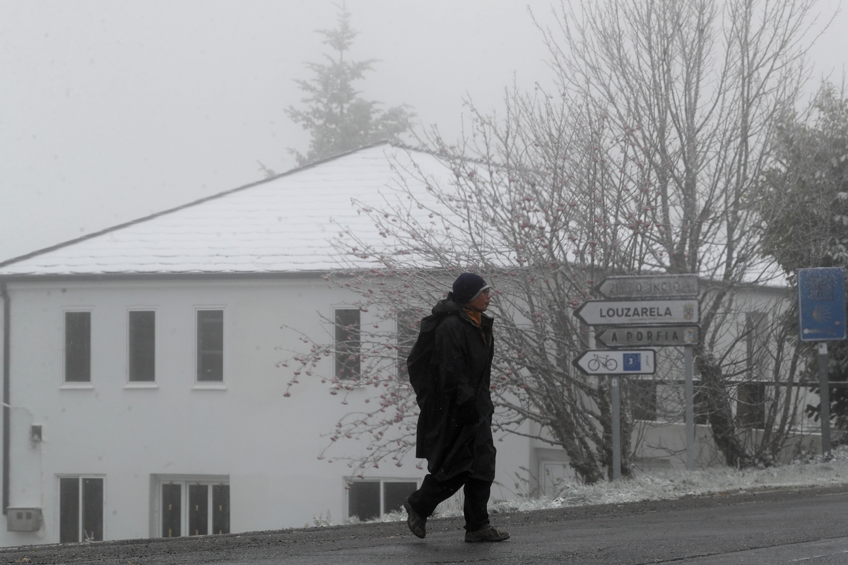 Montañistas durante la nevada en