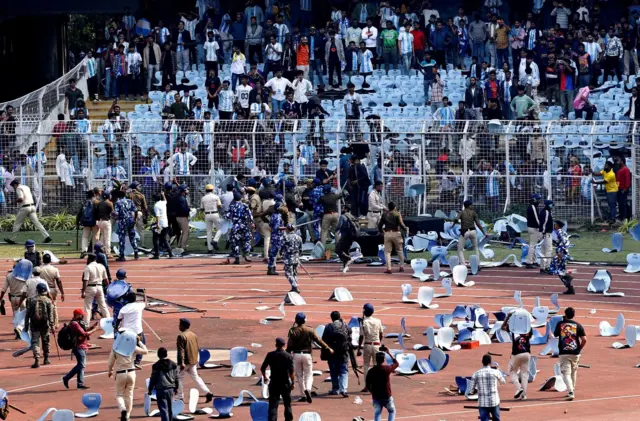 Manifestantes se enfrentan con las fuerzas de orden en el estadio.