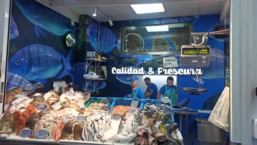 La pescadería que Younes Gomari regenta en Ceuta.