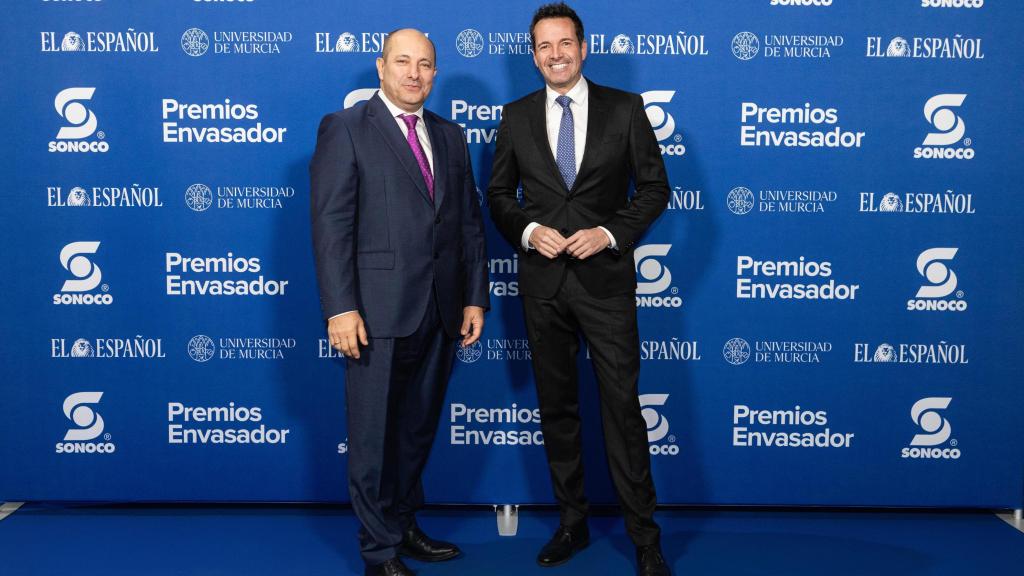 Philippe Cazeaux, commercial director Iberia and export para Sonoco, junto al reportero Juan Pablo Carpintero, del programa Aquí la tierra de TVE.