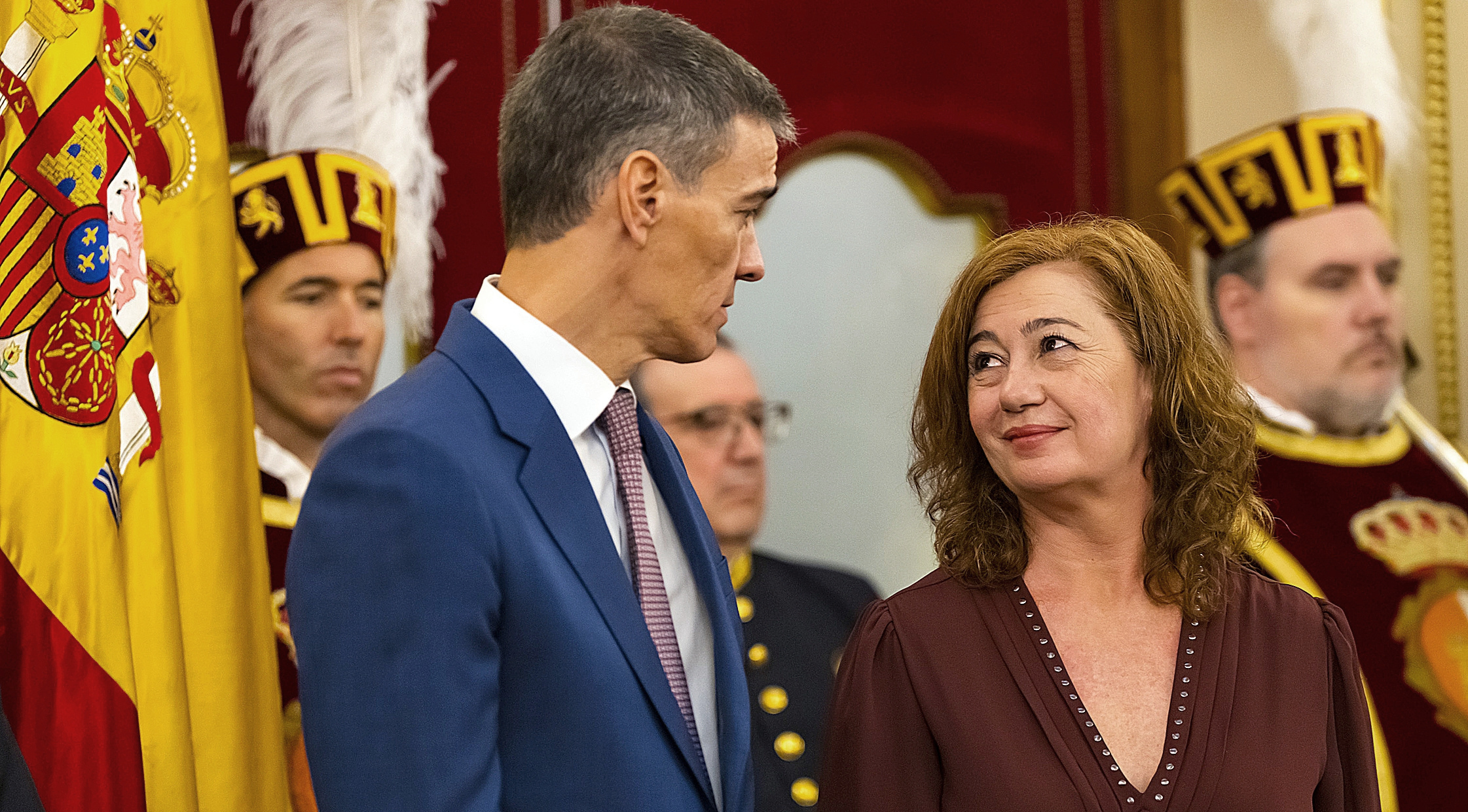 El presidente del Gobierno, Pedro Sánchez, charla con la presidenta del Congreso, Francina Armengol, durante el acto celebrado ayer