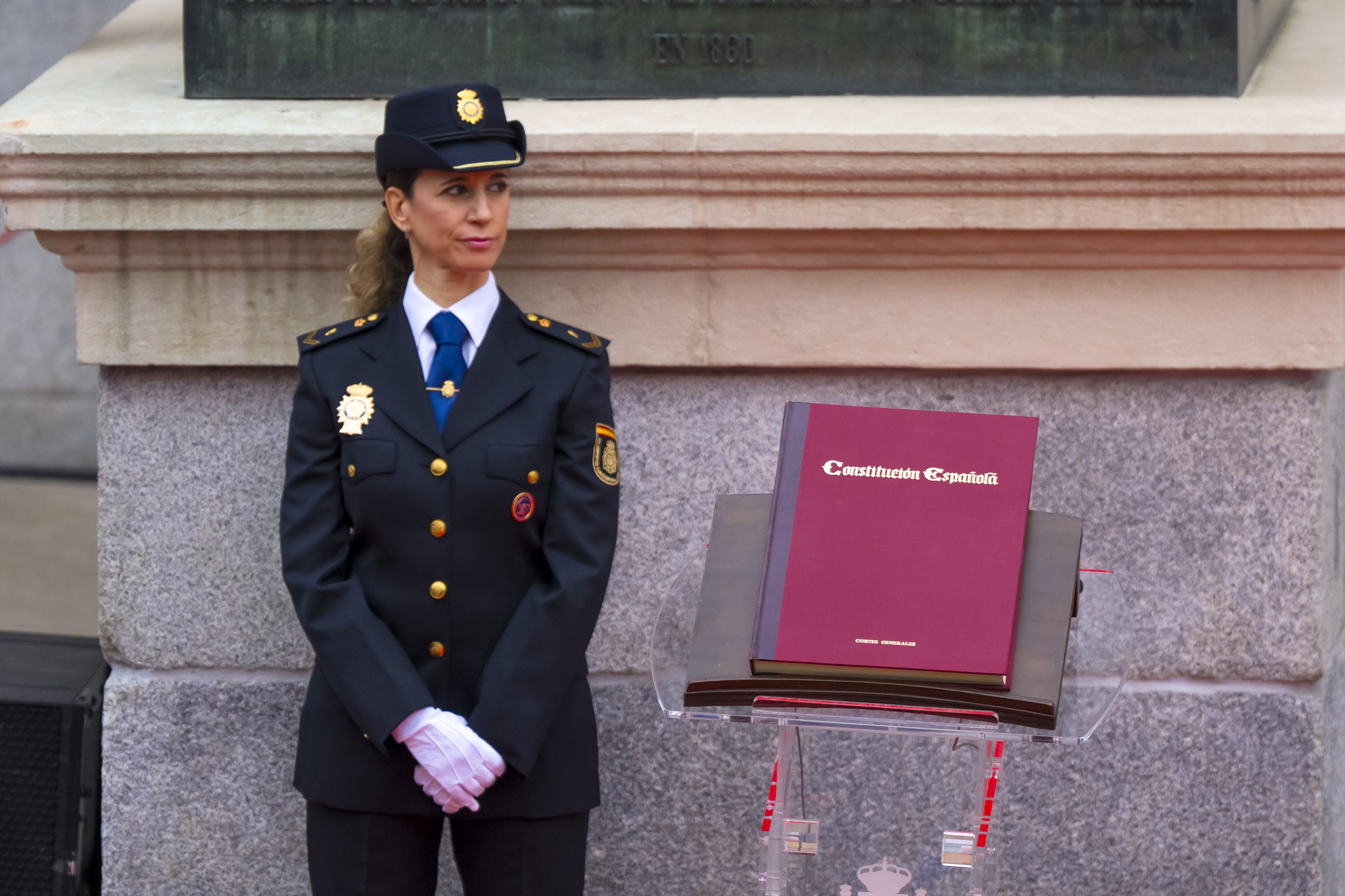 Una policía custodia una Constitución a las puertas del Congreso