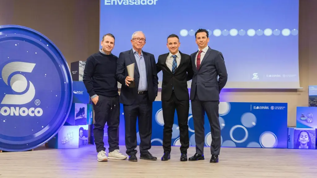 La familia que está detrás de Olispania Aceitunas, este miércoles, recogiendo el Premio Envasador a la Trayectoria Empresarial.