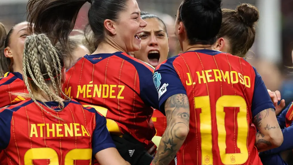 Jenni Hermoso celebra con sus compañeras de la Selección el título de la Nations League 2025