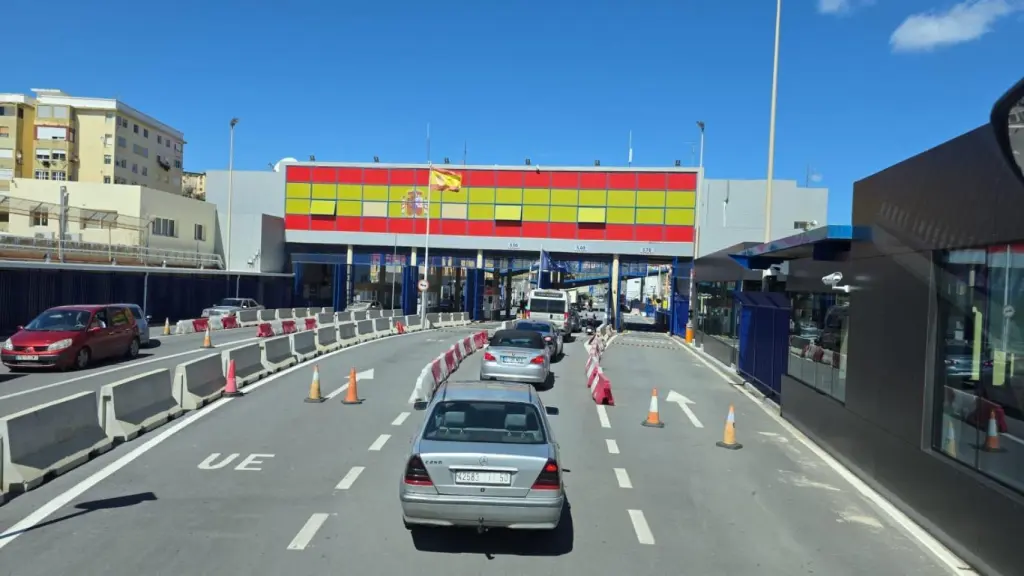 Largas colas de vehículos en el paso fronterizo entre España y Marruecos.