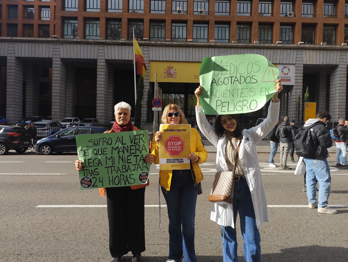 Foto: María Aura, Yanet y Daniela posan con sus pancartas. (A. M.)
