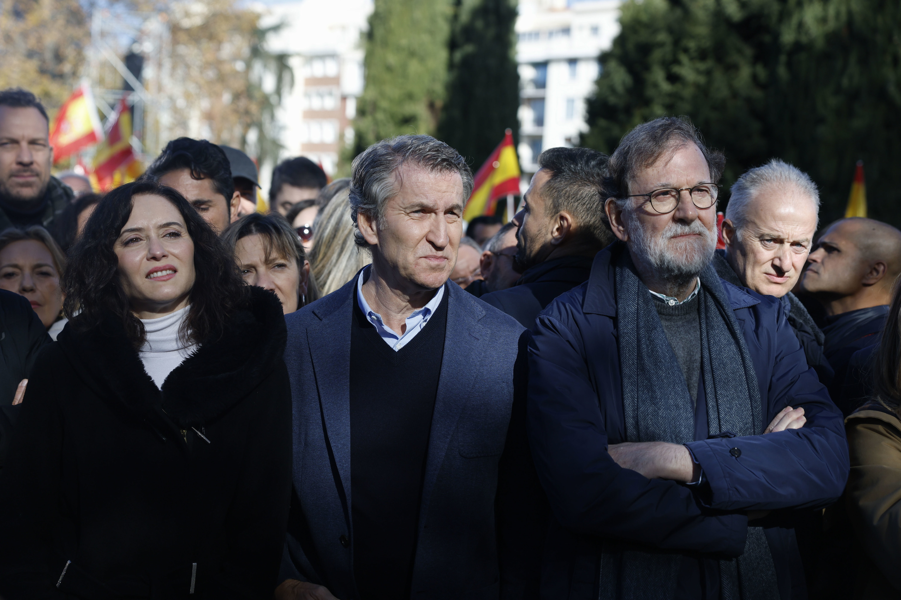 Ayuso, Feijóo y Rajoy durante la concentración.