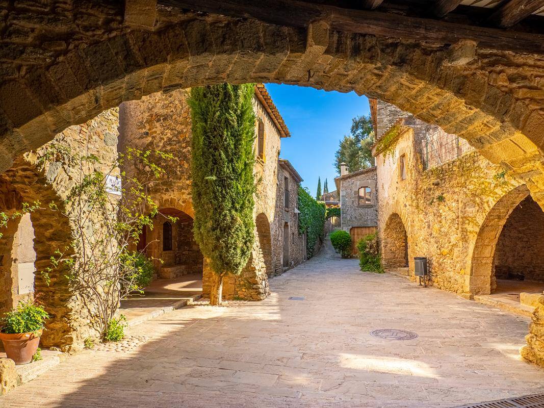 Foto: Este pueblo medieval del Empordà es famoso por su casco histórico empedrado. (Catalunya Turisme)