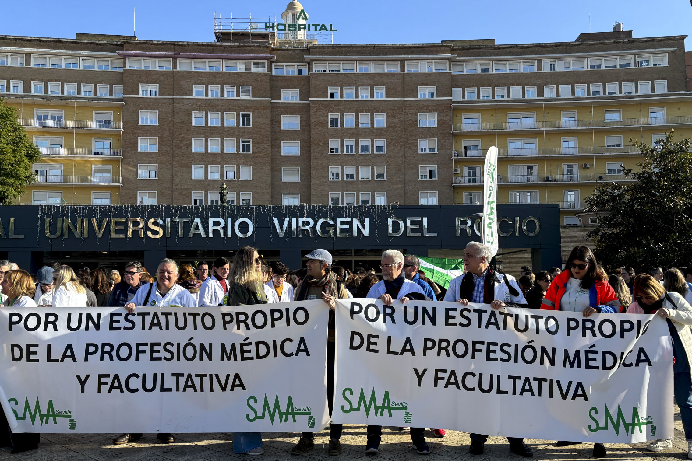 Concentración de médicos contra el borrador del Estatuto Marco. (EFE / Laura Rincon) 