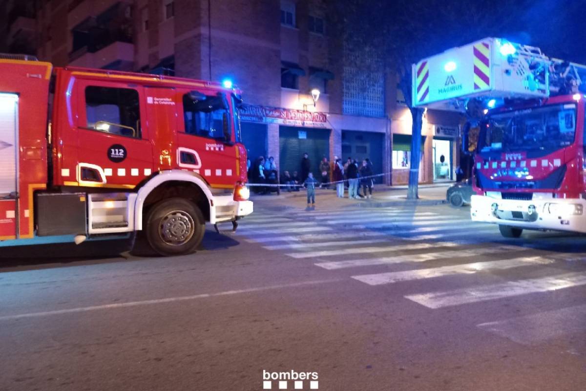 Dos coches de bomberos durante un incendio en Cataluña.