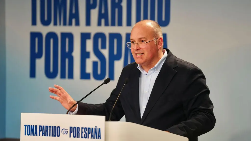 Miguel Tellado, secretario general del PP, comparece ante los medios en la noche del 21-D extremeño.