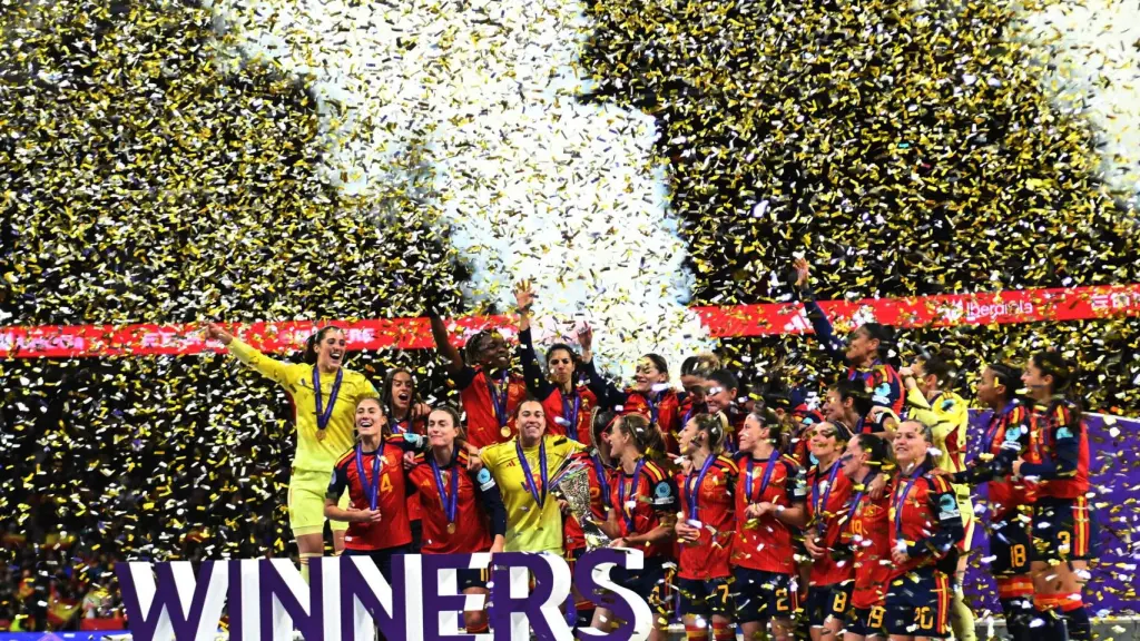 Irene Paredes levante el trofeo de la Nations League femenina