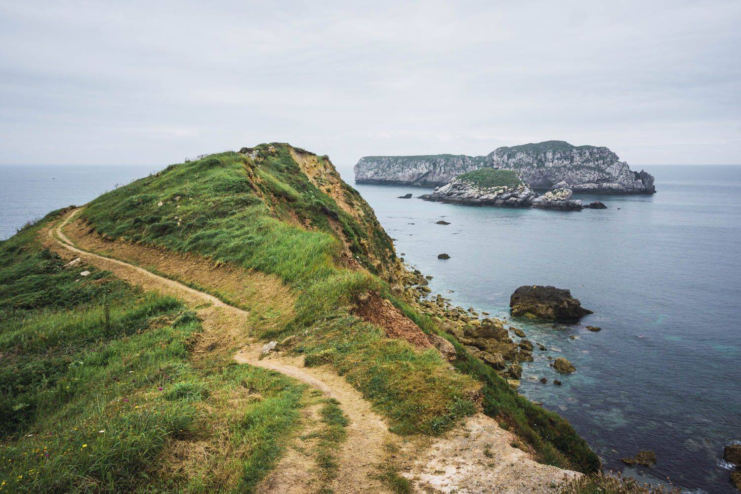 Foto: Un sendero serpentea sobre los acantilados de la Costa Quebrada, entre prados verdes y un mar en calma. (Turtle Track)