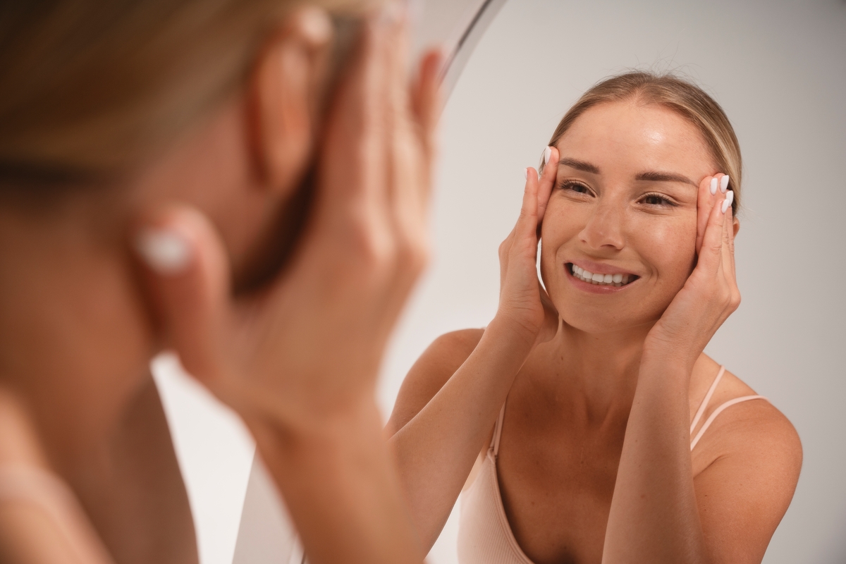 Una mujer cuidándose el rostro,