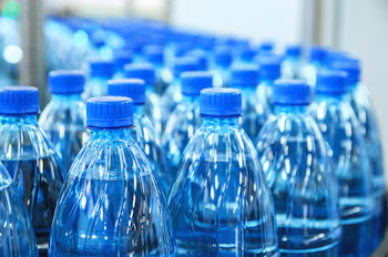 Los microplásticos en las botellas