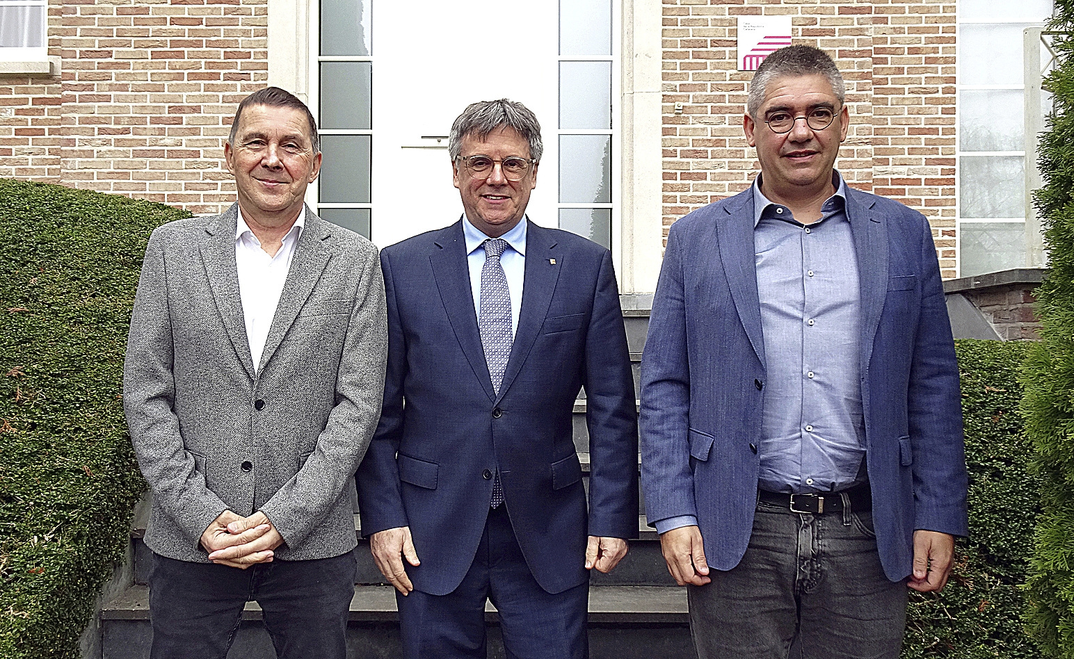Arnaldo Otegi, Carles Puigdemont y Gorka Elejabarrieta, ayer, en el palacete de Waterloo en Bélgica.