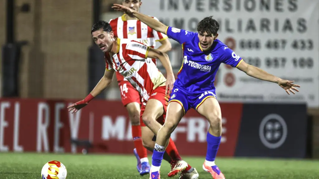 Mario Martín lucha por el balón durante el partido ante el Navalcarnero.
