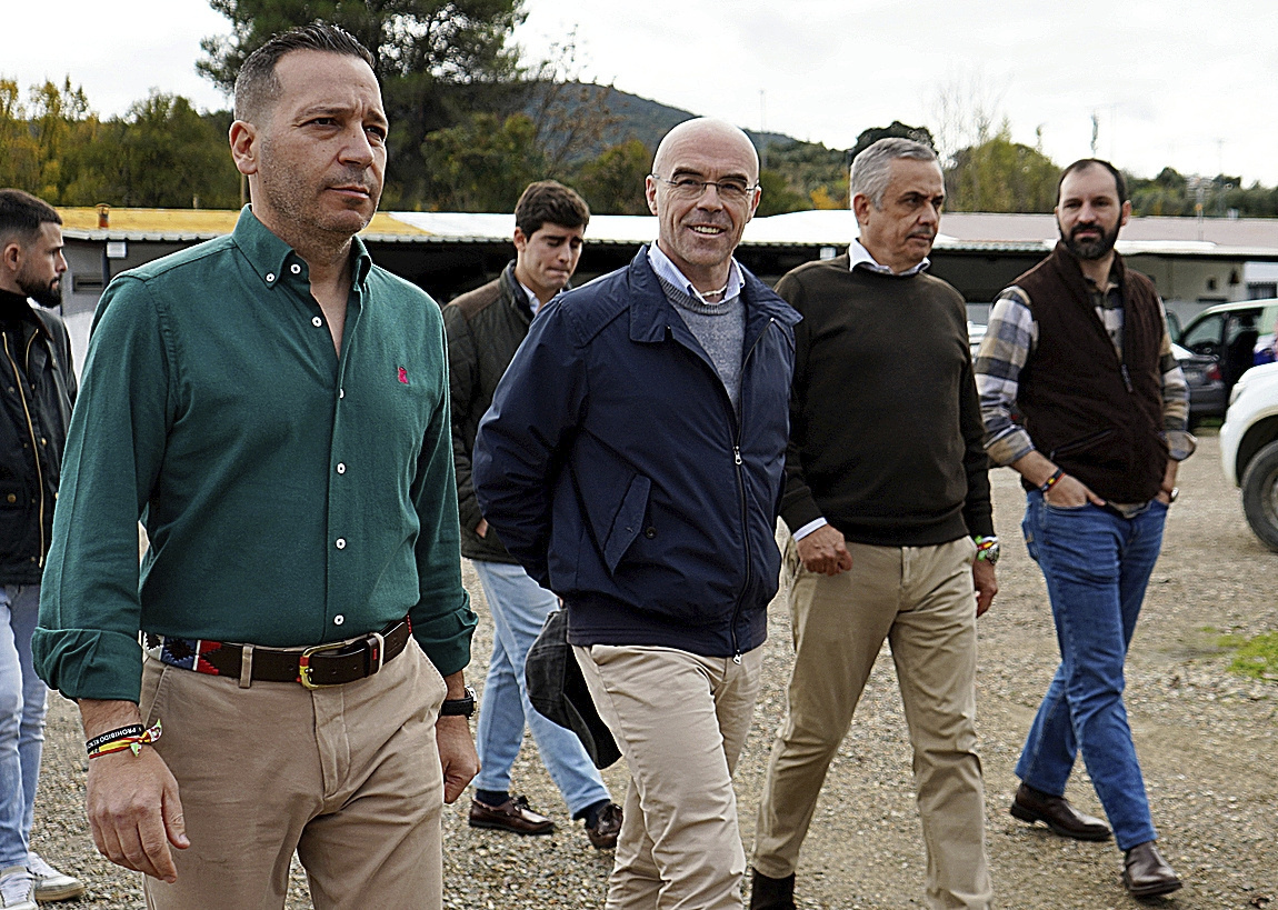 El candidato de Vox a la Junta, Óscar Fernández, y el eurodiputado, Jorge Buxadé, ayer en Plasencia