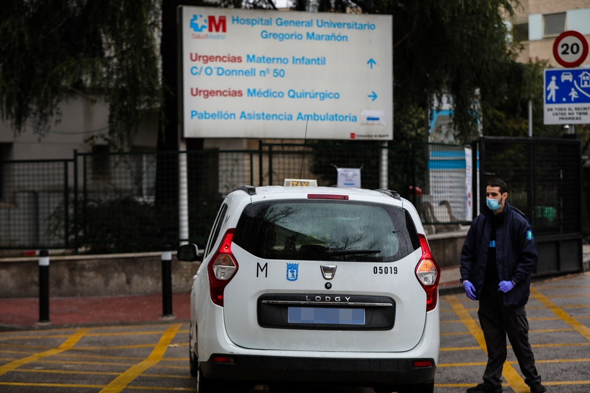 Un taxi llega a un