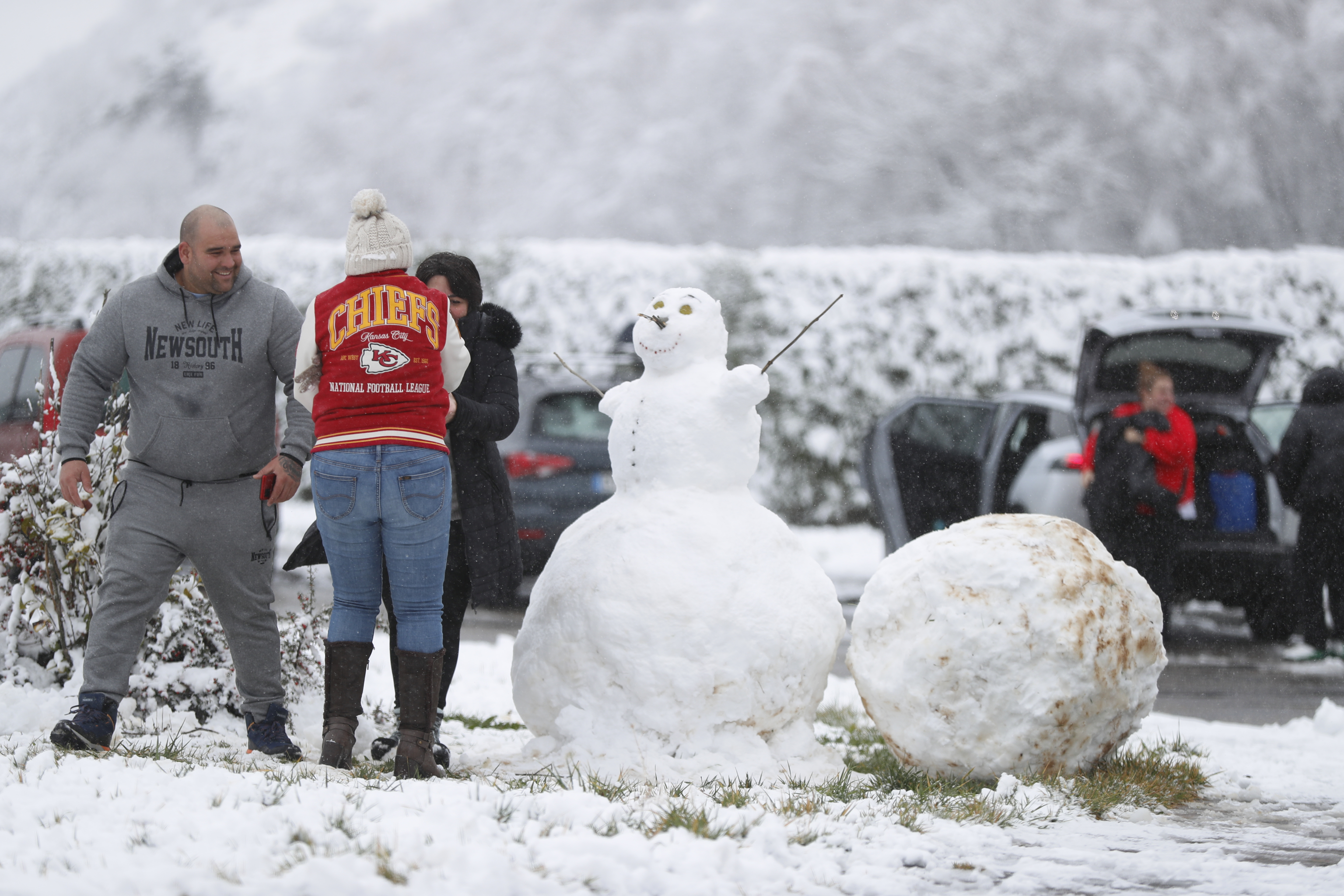Varias personas hacen muñecos de nieve este domingo en Lugo.